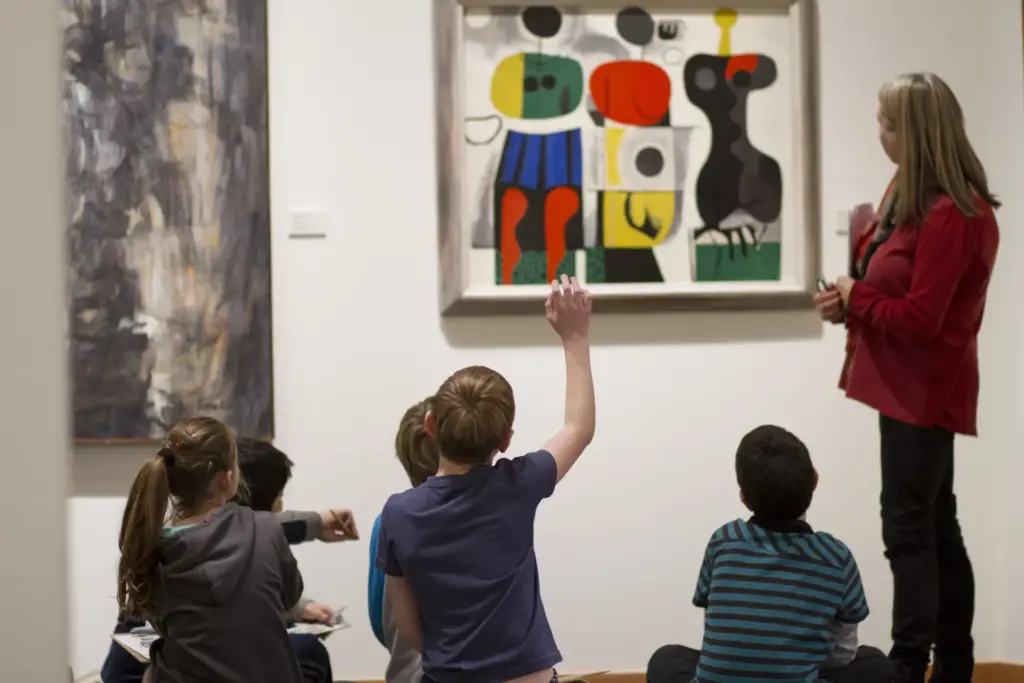 Family museum tour with child viewing artwork